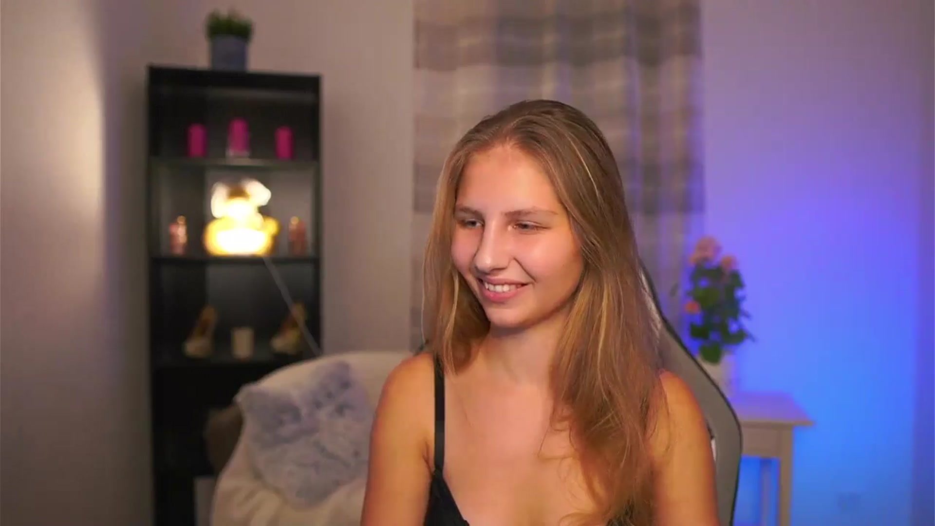 Gallery image thumbnail from Emmie_murray's myfreecams stream on, 12/23/2025, 18:13 image 10 of 20