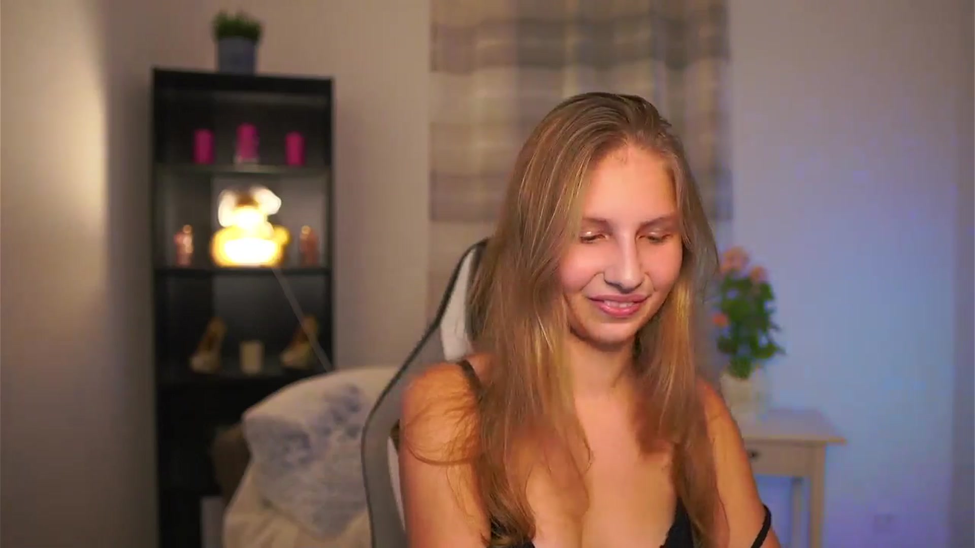 Gallery image thumbnail from Emmie_murray's myfreecams stream on, 12/23/2025, 18:56 image 10 of 20