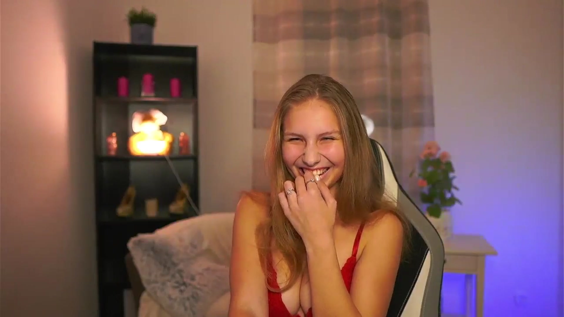 Gallery image thumbnail from Emmie_murray's myfreecams stream on, 12/28/2025, 21:53 image 13 of 20