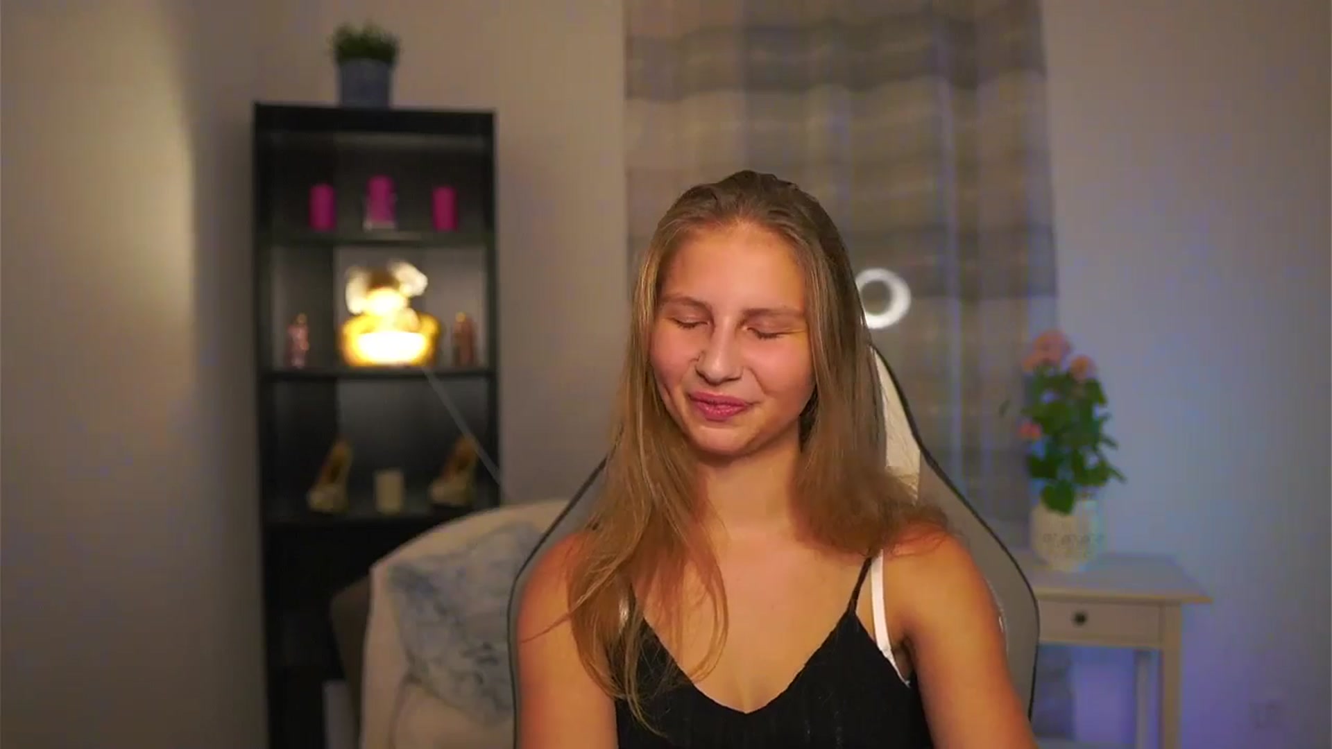 Gallery image thumbnail from Emmie_murray's myfreecams stream on, 01/02/2026, 18:29 image 10 of 20