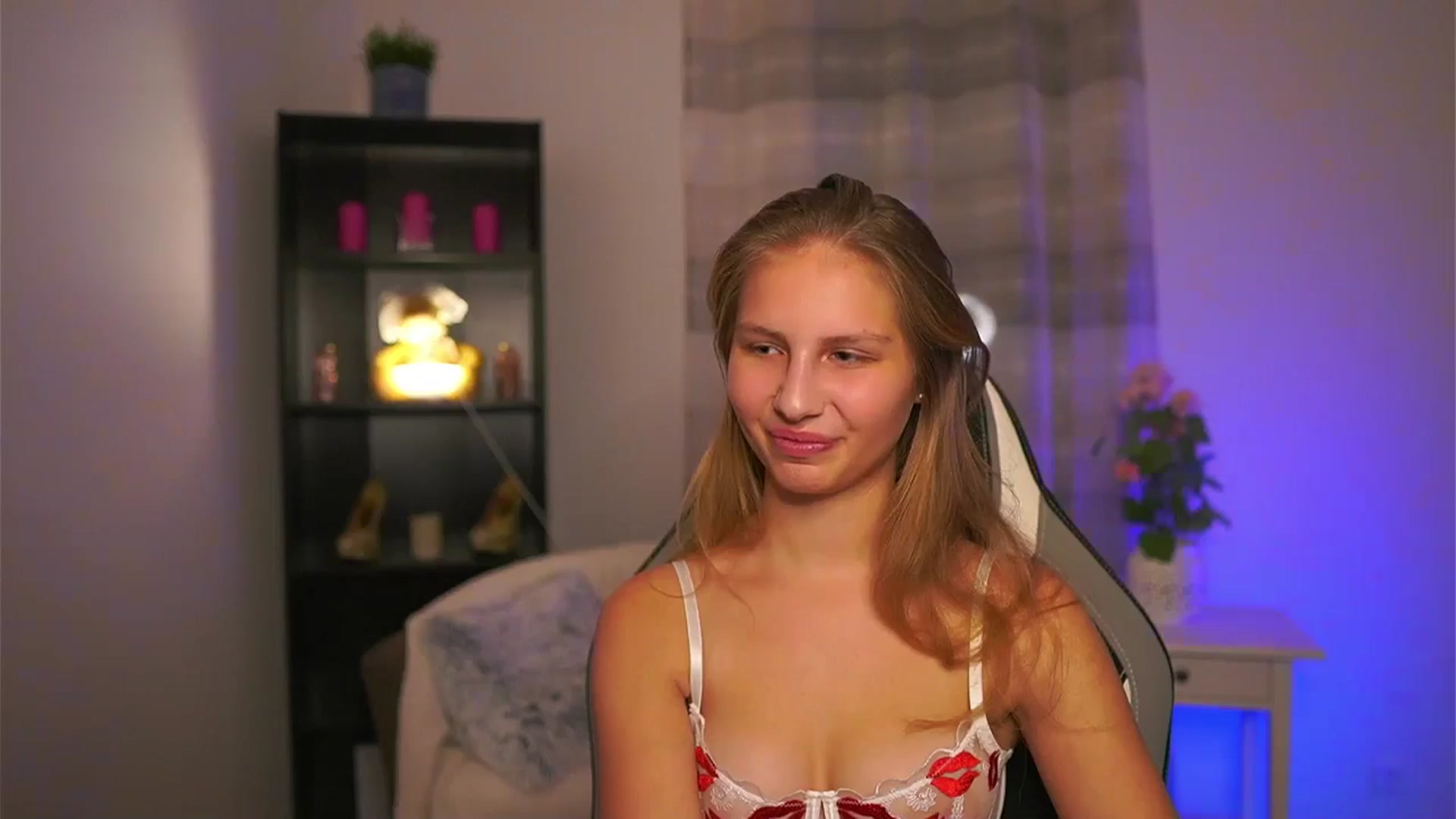 Gallery image thumbnail from Emmie_murray's myfreecams stream on, 01/02/2026, 18:29 image 14 of 20