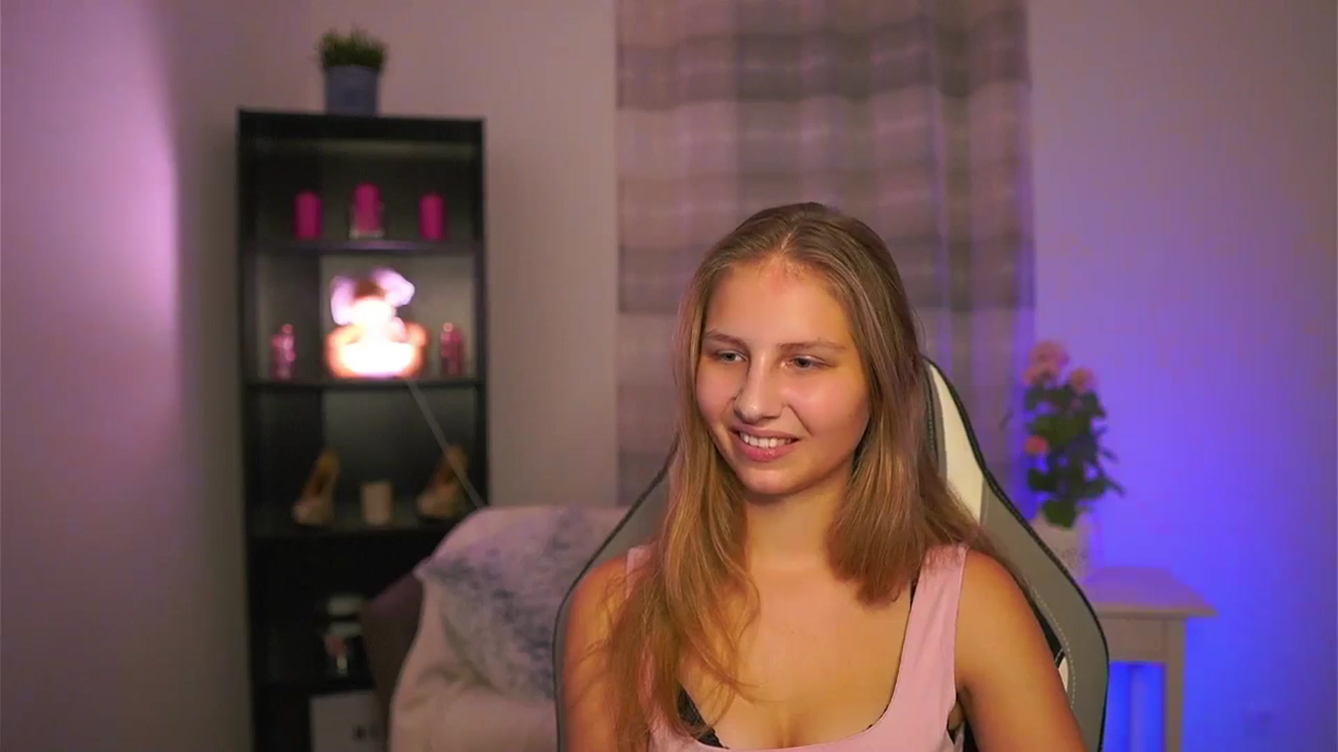 Gallery image thumbnail from Emmie_murray's myfreecams stream on, 01/03/2026, 16:30 image 8 of 20