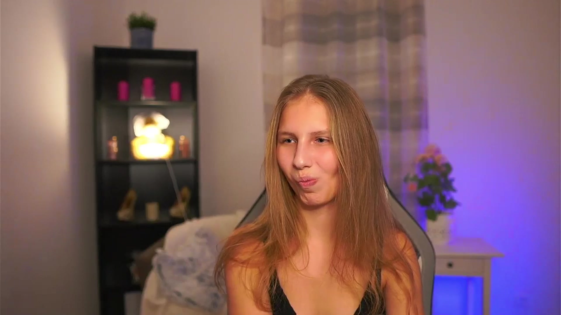 Gallery image thumbnail from Emmie_murray's myfreecams stream on, 01/09/2026, 21:55 image 6 of 20