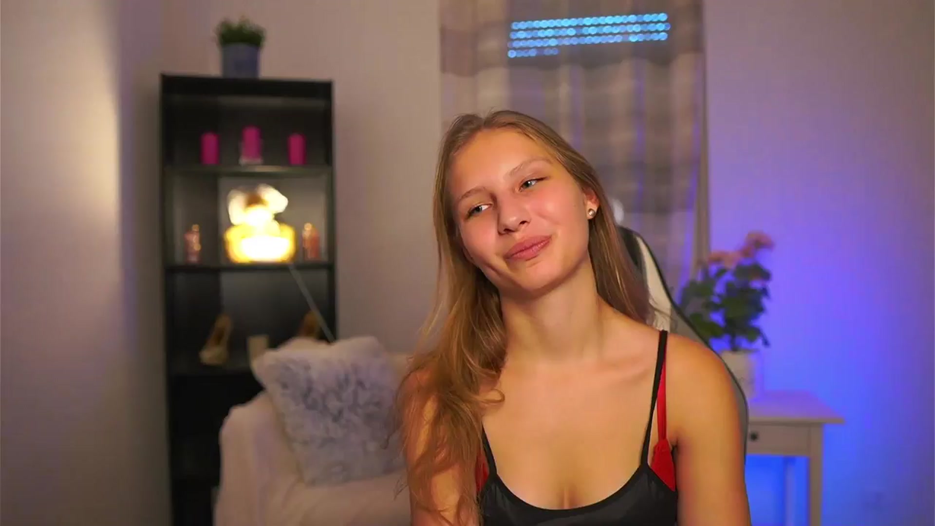 Gallery image thumbnail from Emmie_murray's myfreecams stream on, 01/11/2026, 14:09 image 12 of 20