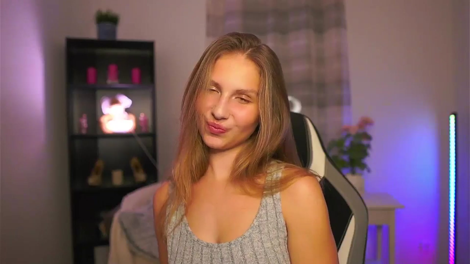 Gallery image thumbnail from Emmie_murray's myfreecams stream on, 01/16/2026, 23:04 image 10 of 20