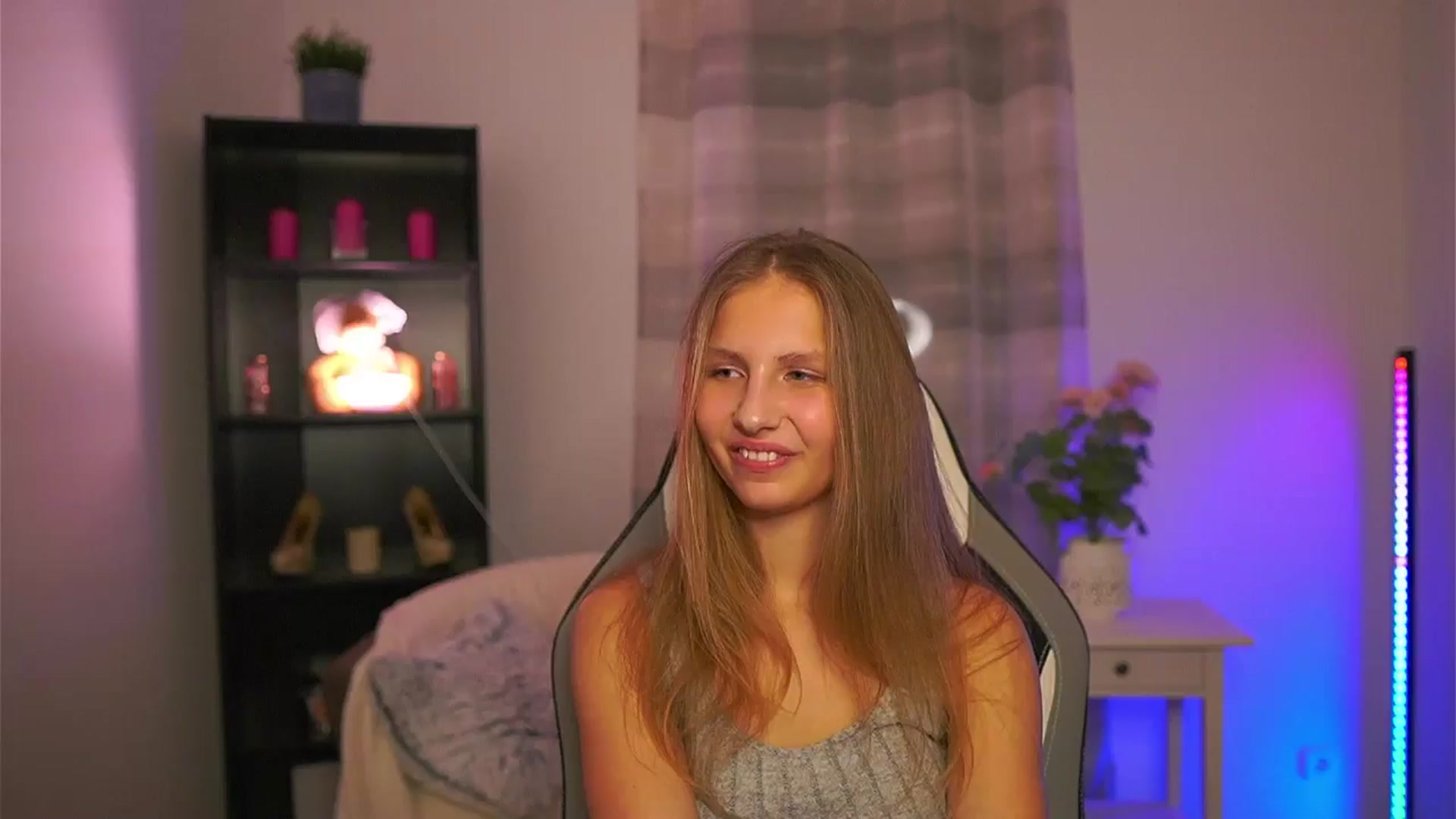 Gallery image thumbnail from Emmie_murray's myfreecams stream on, 01/16/2026, 23:55 image 13 of 20