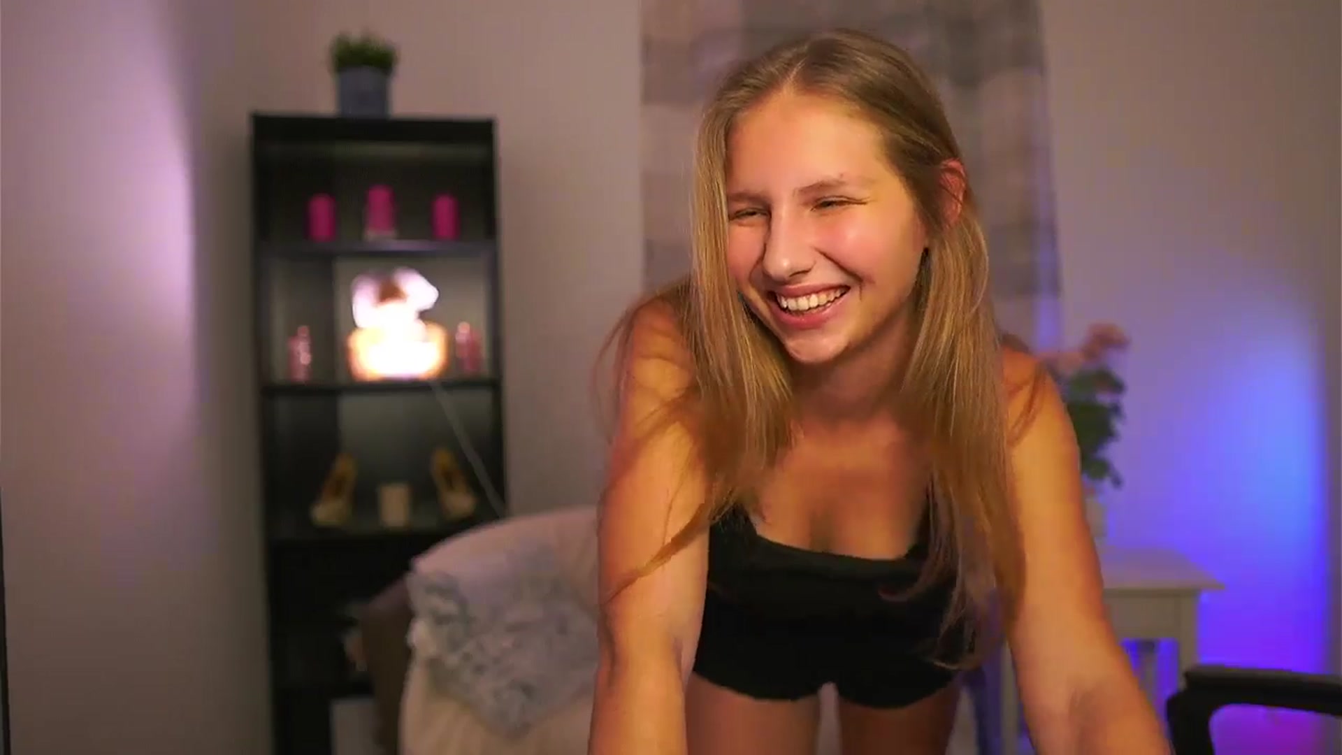 Gallery image thumbnail from Emmie_murray's myfreecams stream on, 01/17/2026, 19:41 image 4 of 20