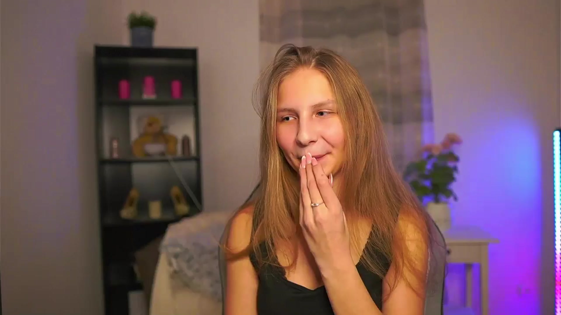 Gallery image thumbnail from Emmie_murray's myfreecams stream on, 01/22/2026, 18:54 image 14 of 20