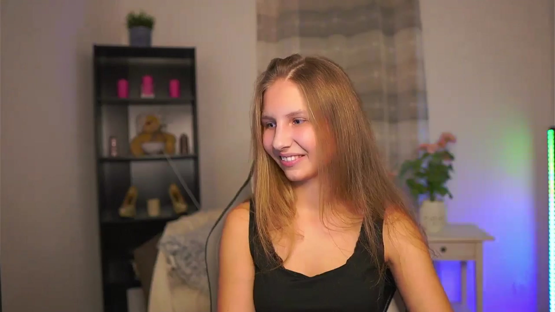 Gallery image thumbnail from Emmie_murray's myfreecams stream on, 01/22/2026, 18:54 image 8 of 20