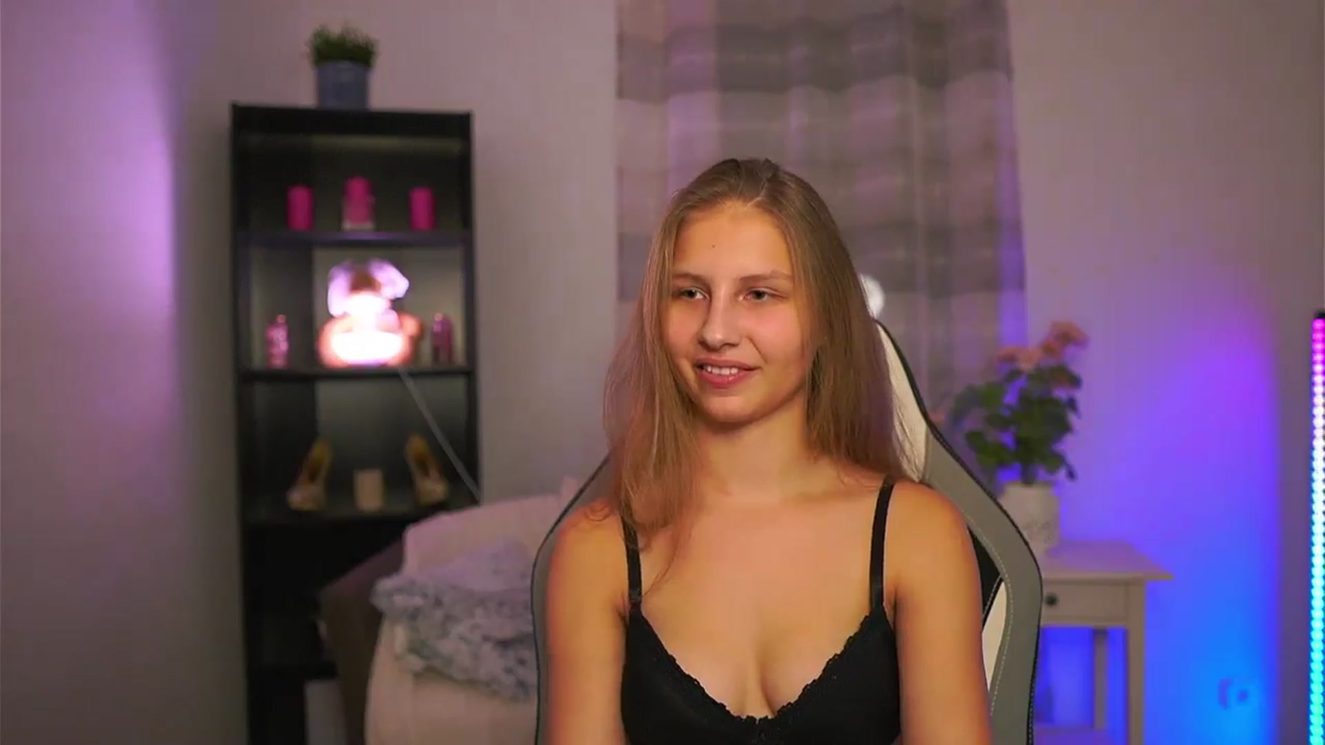 Gallery image thumbnail from Emmie_murray's myfreecams stream on, 01/25/2026, 16:54 image 13 of 20