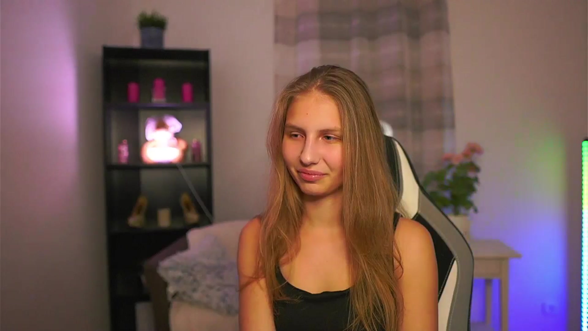 Gallery image thumbnail from Emmie_murray's myfreecams stream on, 01/25/2026, 23:06 image 5 of 20