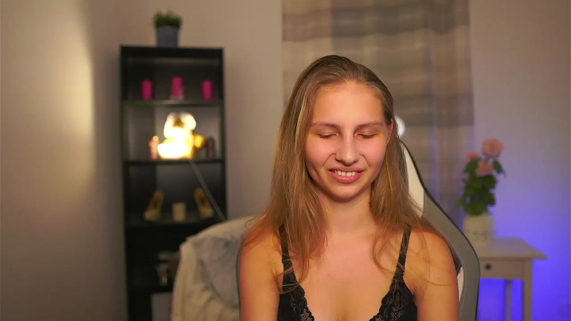 Gallery image thumbnail from Emmie_murray's myfreecams stream on, 02/19/2026, 22:29 image 14 of 20