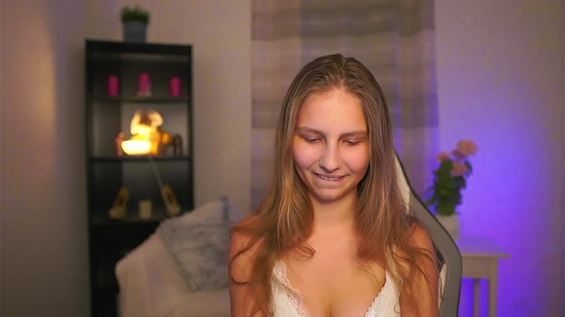 Gallery image thumbnail from Emmie_murray's myfreecams stream on, 02/28/2026, 20:19 image 3 of 20