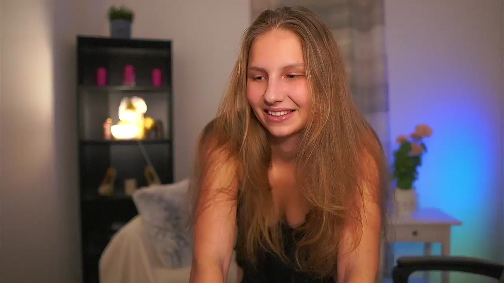 Gallery image thumbnail from Emmie_murray's myfreecams stream on, 03/05/2026, 21:56 image 9 of 20