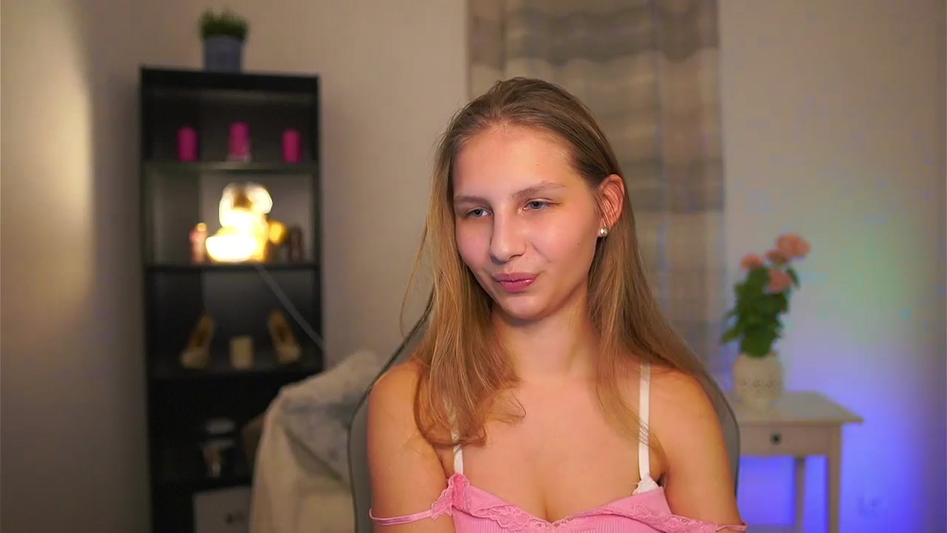 Gallery image thumbnail from Emmie_murray's myfreecams stream on, 03/06/2026, 21:15 image 14 of 20