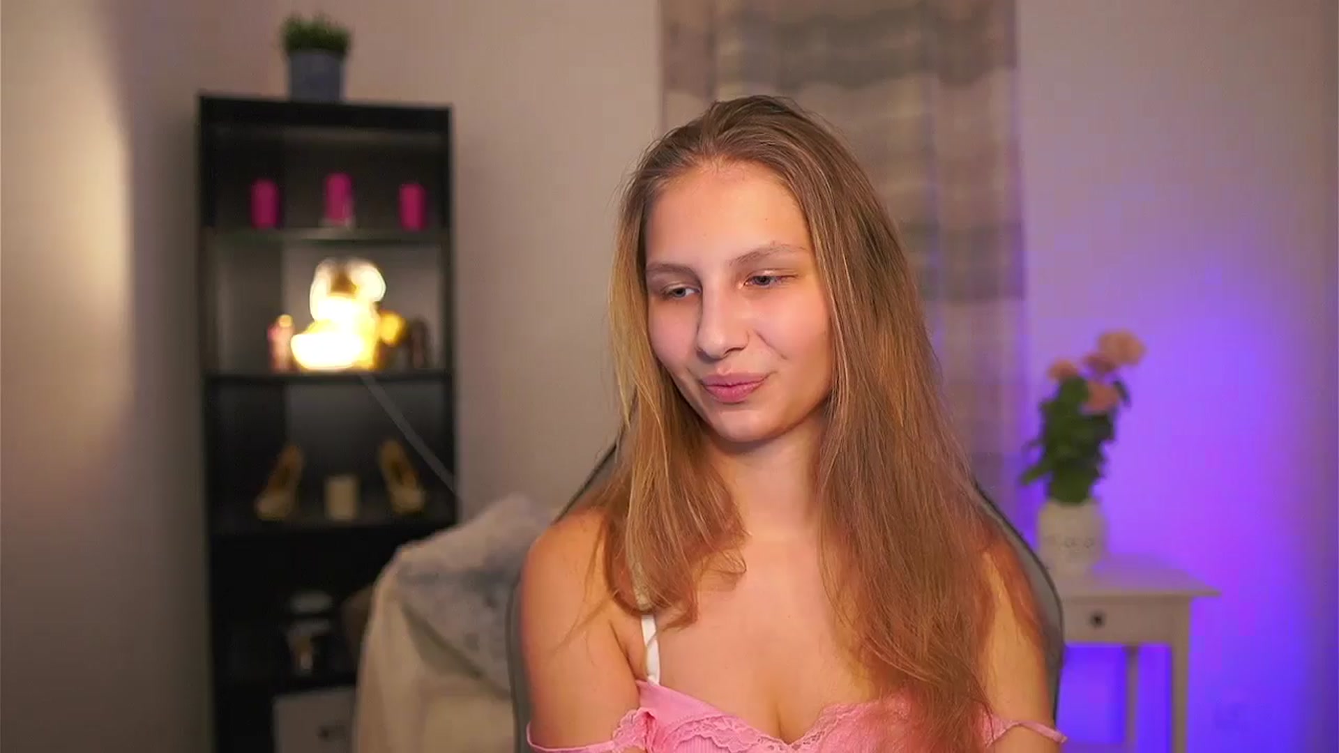 Gallery image thumbnail from Emmie_murray's myfreecams stream on, 03/06/2026, 21:15 image 13 of 20