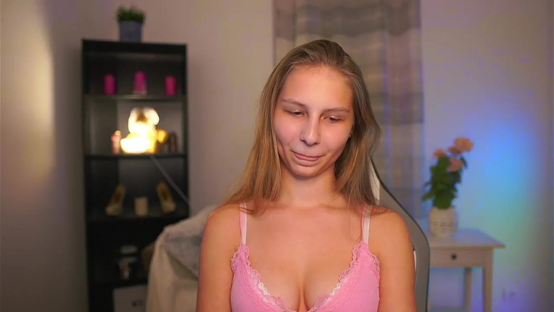Gallery image thumbnail from Emmie_murray's myfreecams stream on, 03/06/2026, 21:15 image 3 of 20