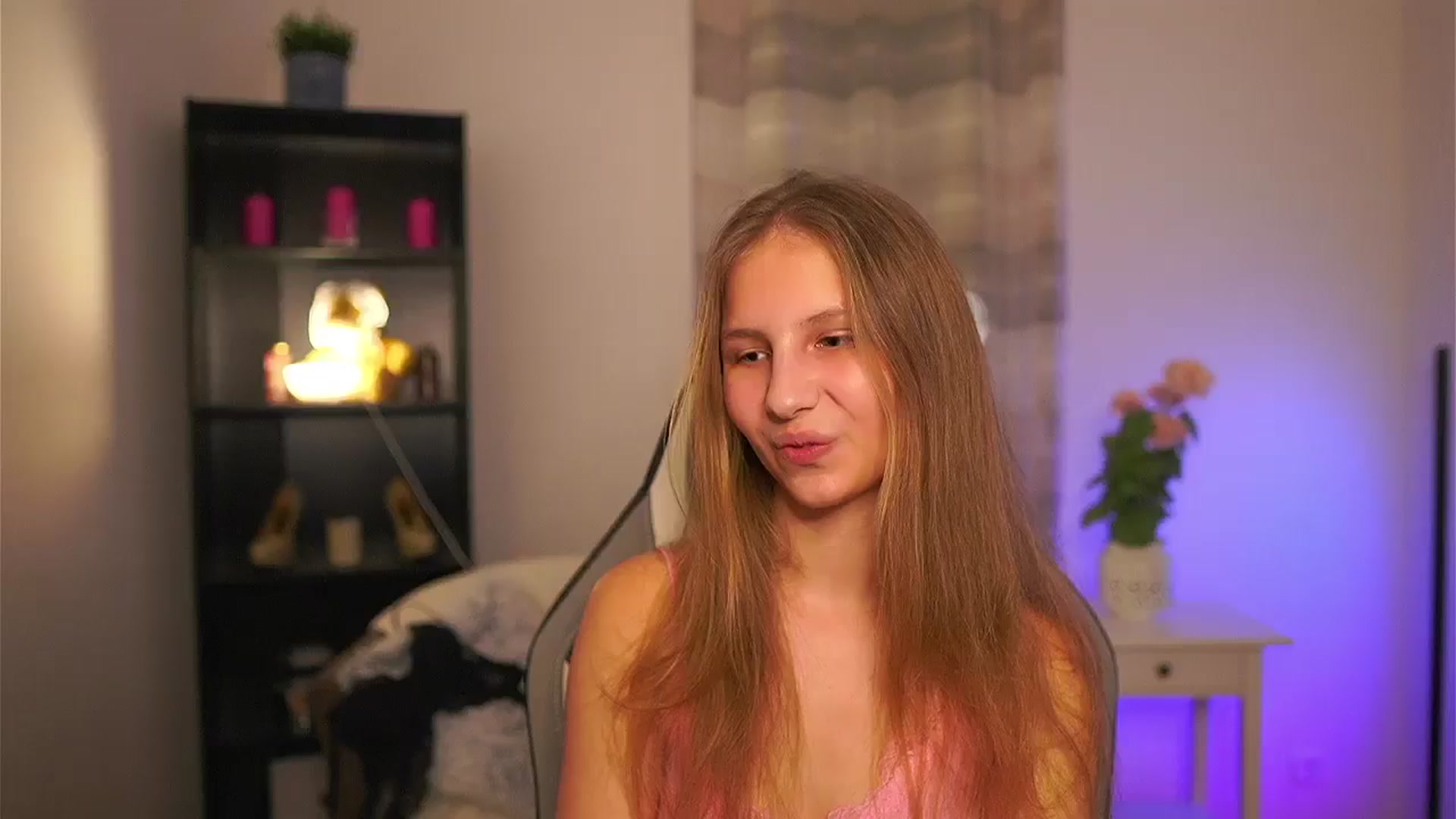 Gallery image thumbnail from Emmie_murray's myfreecams stream on, 03/11/2026, 19:00 image 11 of 20
