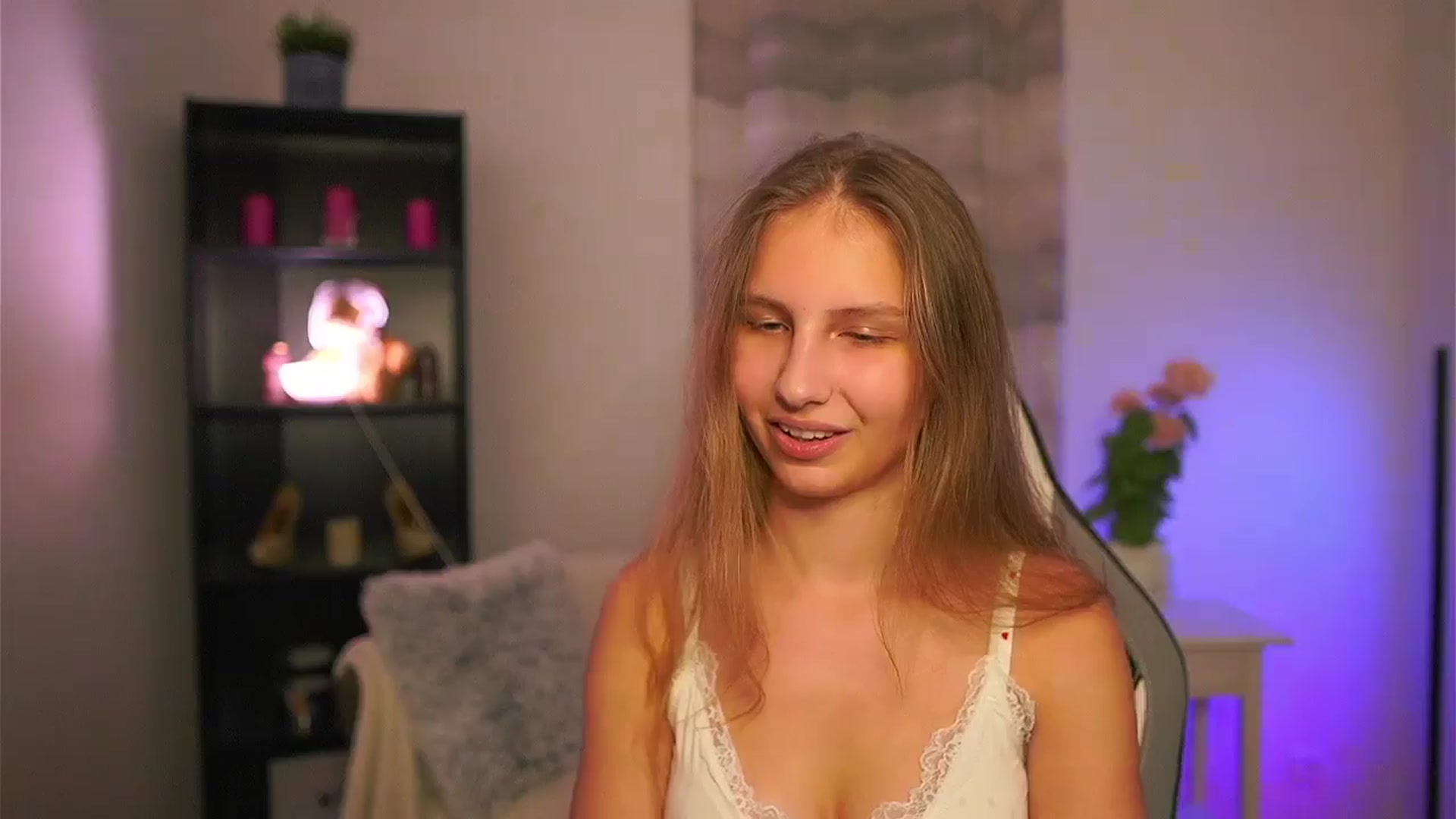Gallery image thumbnail from Emmie_murray's myfreecams stream on, 03/12/2026, 20:22 image 3 of 20