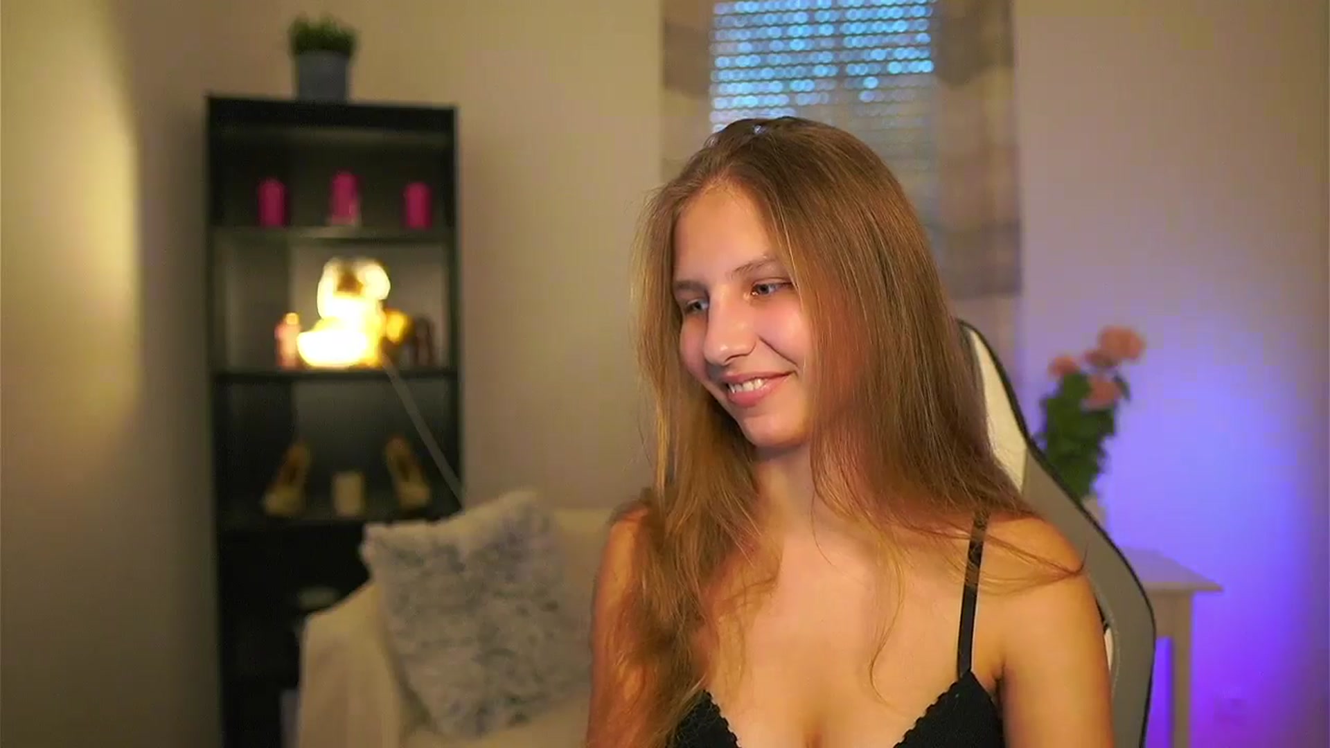 Gallery image thumbnail from Emmie_murray's myfreecams stream on, 03/22/2026, 17:00 image 10 of 20
