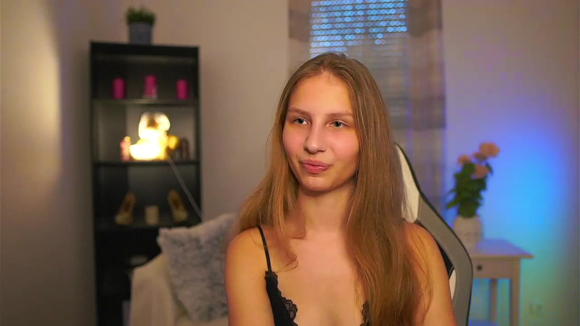 Gallery image thumbnail from Emmie_murray's myfreecams stream on, 03/22/2026, 17:00 image 14 of 20
