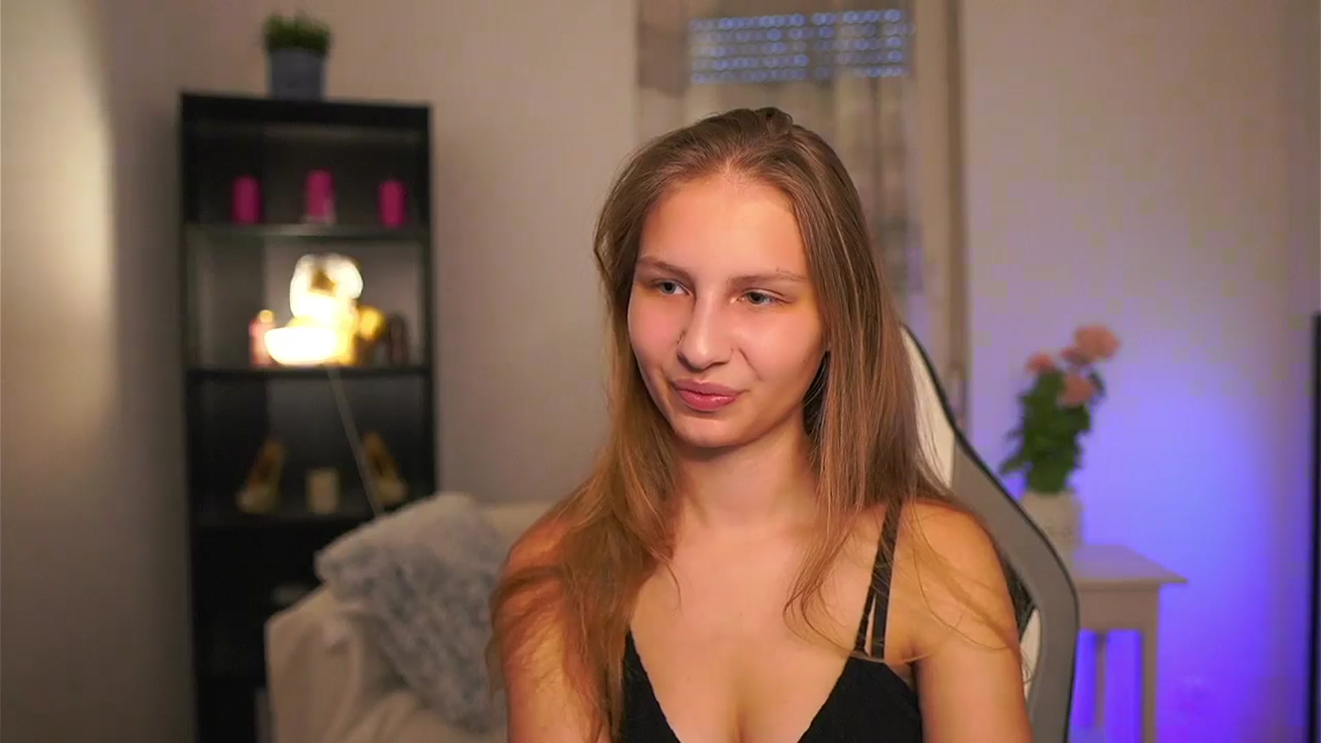 Gallery image thumbnail from Emmie_murray's myfreecams stream on, 03/28/2026, 16:16 image 14 of 20
