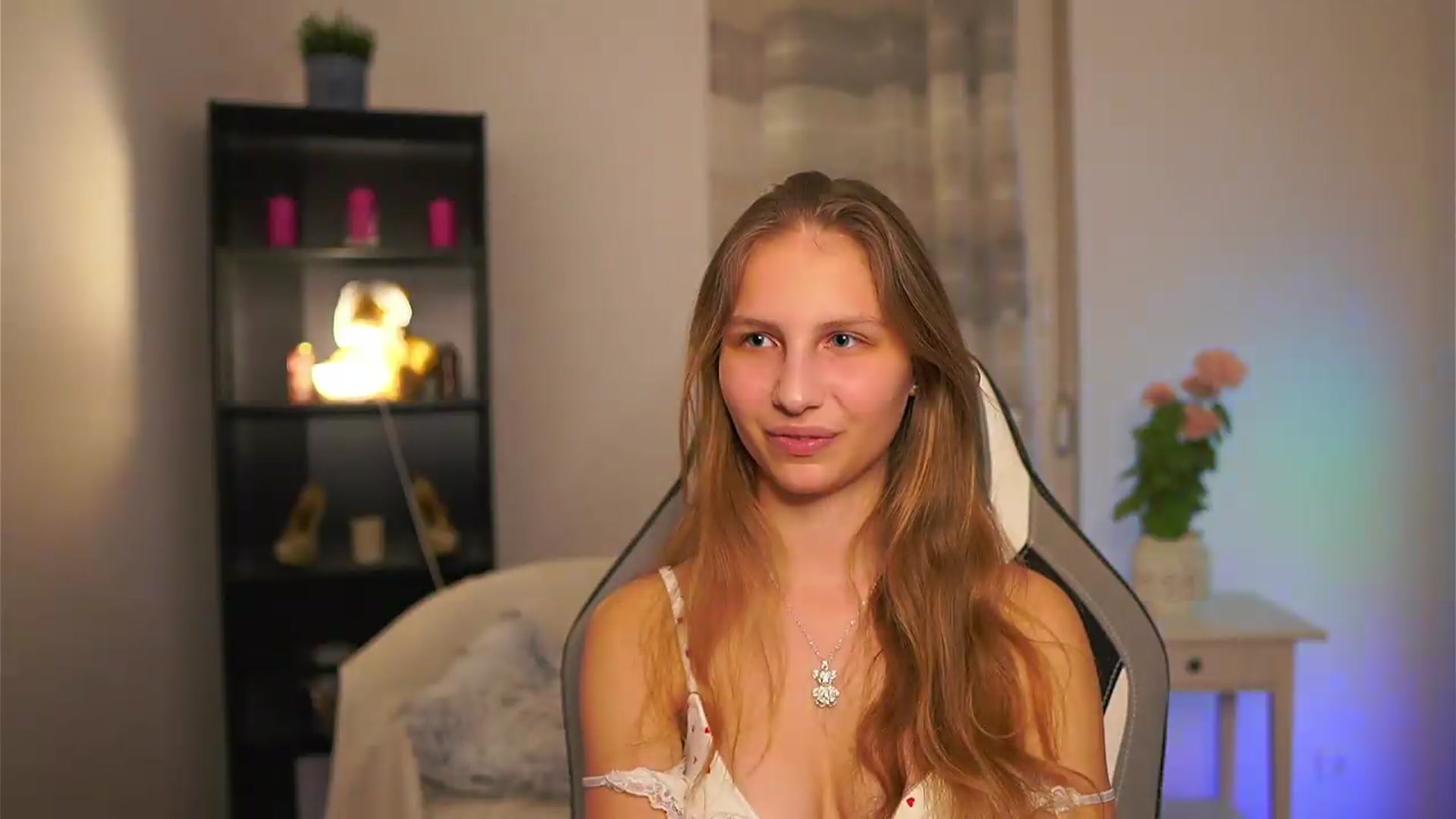 Gallery image thumbnail from Emmie_murray's myfreecams stream on, 04/04/2026, 22:06 image 17 of 20