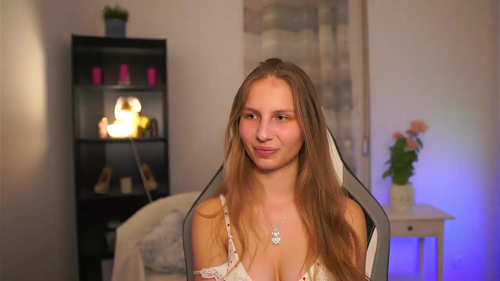 Gallery image thumbnail from Emmie_murray's myfreecams stream on, 04/04/2026, 22:06 image 19 of 20