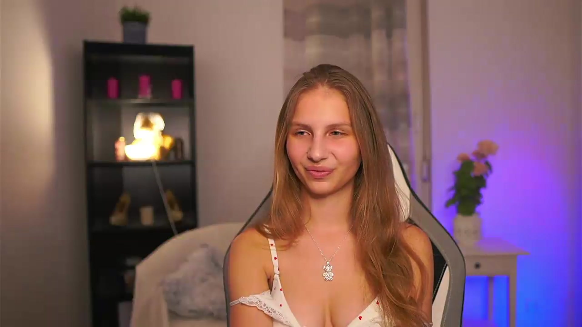Gallery image thumbnail from Emmie_murray's myfreecams stream on, 04/04/2026, 22:06 image 9 of 20