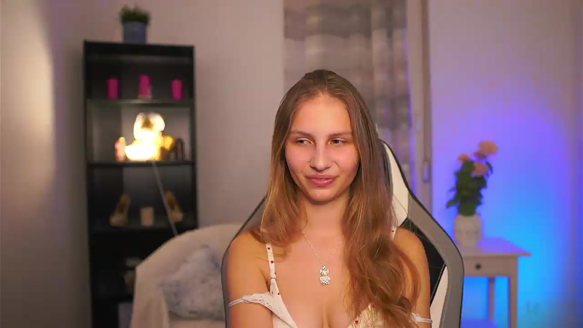 Gallery image thumbnail from Emmie_murray's myfreecams stream on, 04/04/2026, 22:06 image 12 of 20