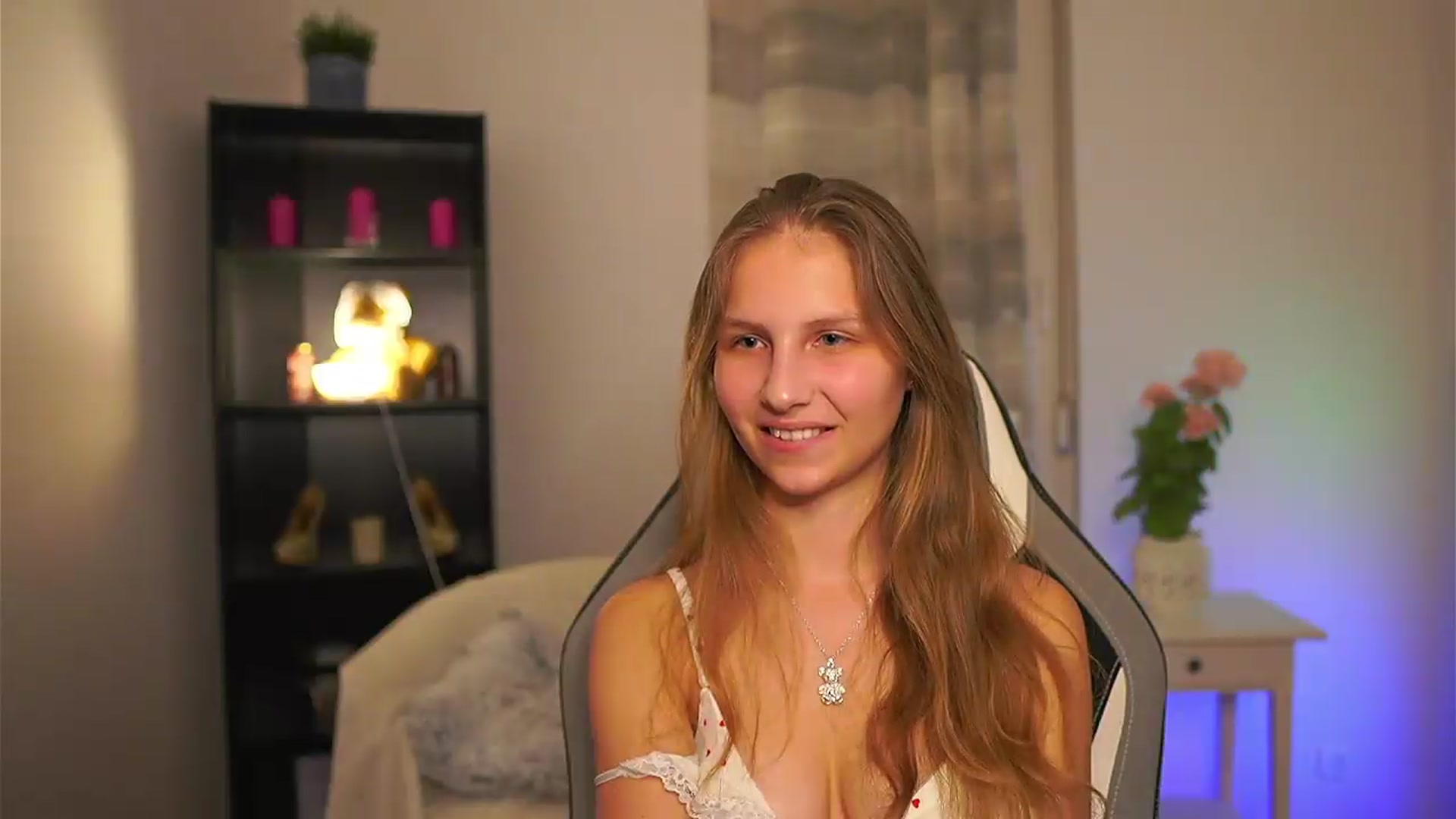 Gallery image thumbnail from Emmie_murray's myfreecams stream on, 04/04/2026, 22:06 image 18 of 20