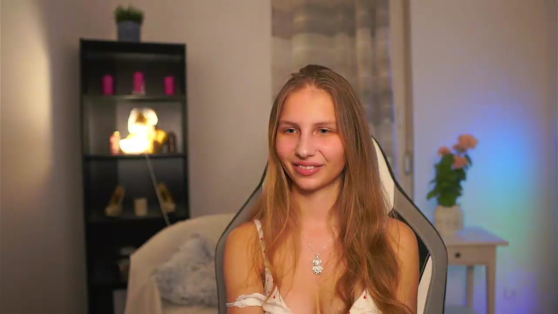 Gallery image thumbnail from Emmie_murray's myfreecams stream on, 04/04/2026, 22:06 image 16 of 20