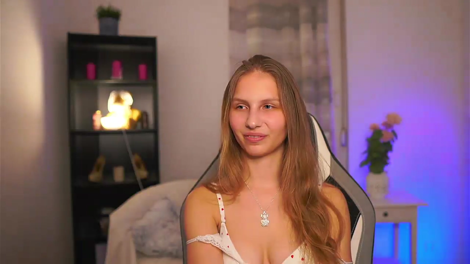 Gallery image thumbnail from Emmie_murray's myfreecams stream on, 04/04/2026, 22:06 image 10 of 20