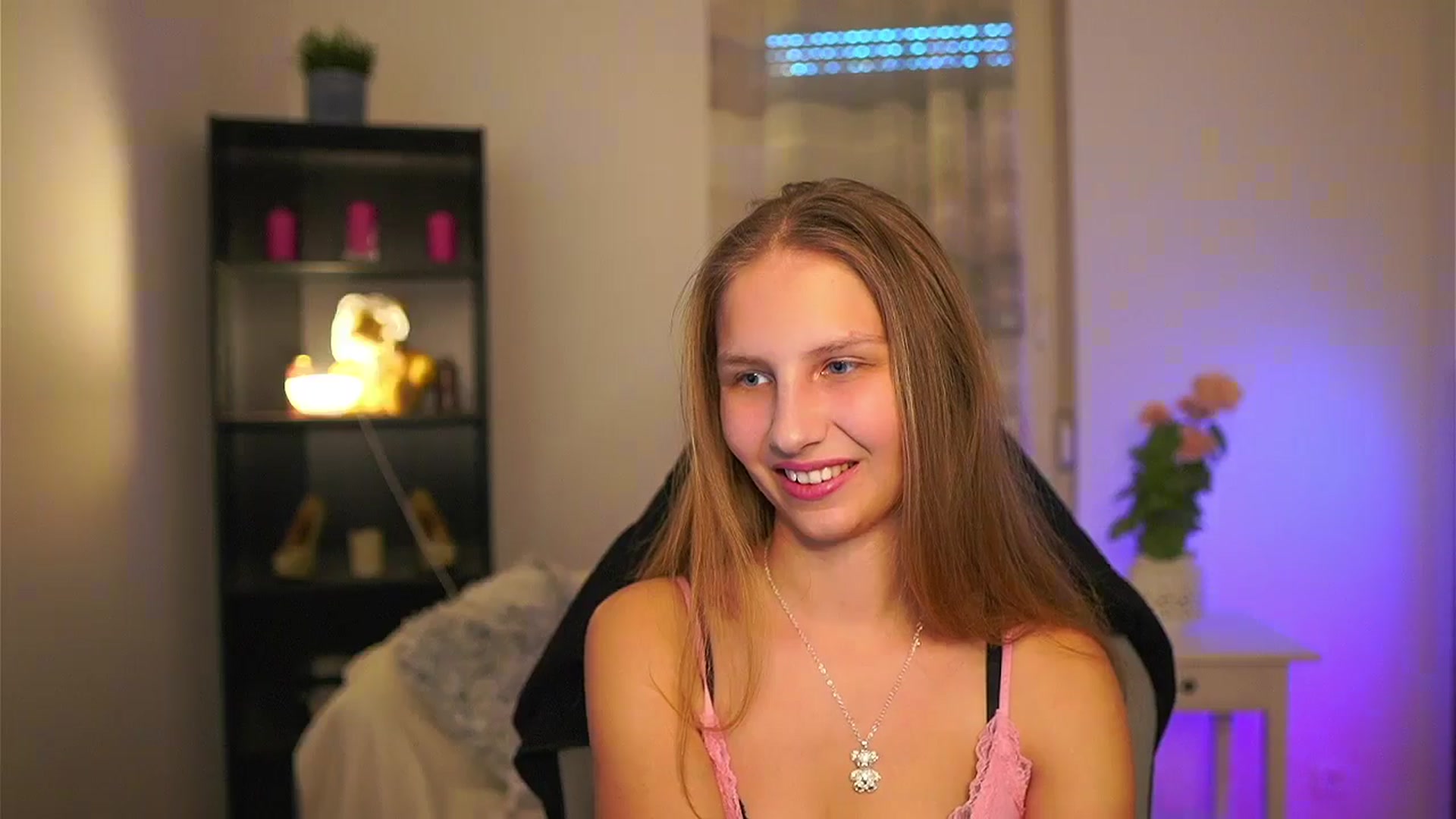 Gallery image thumbnail from Emmie_murray's myfreecams stream on, 04/08/2026, 14:37 image 14 of 20