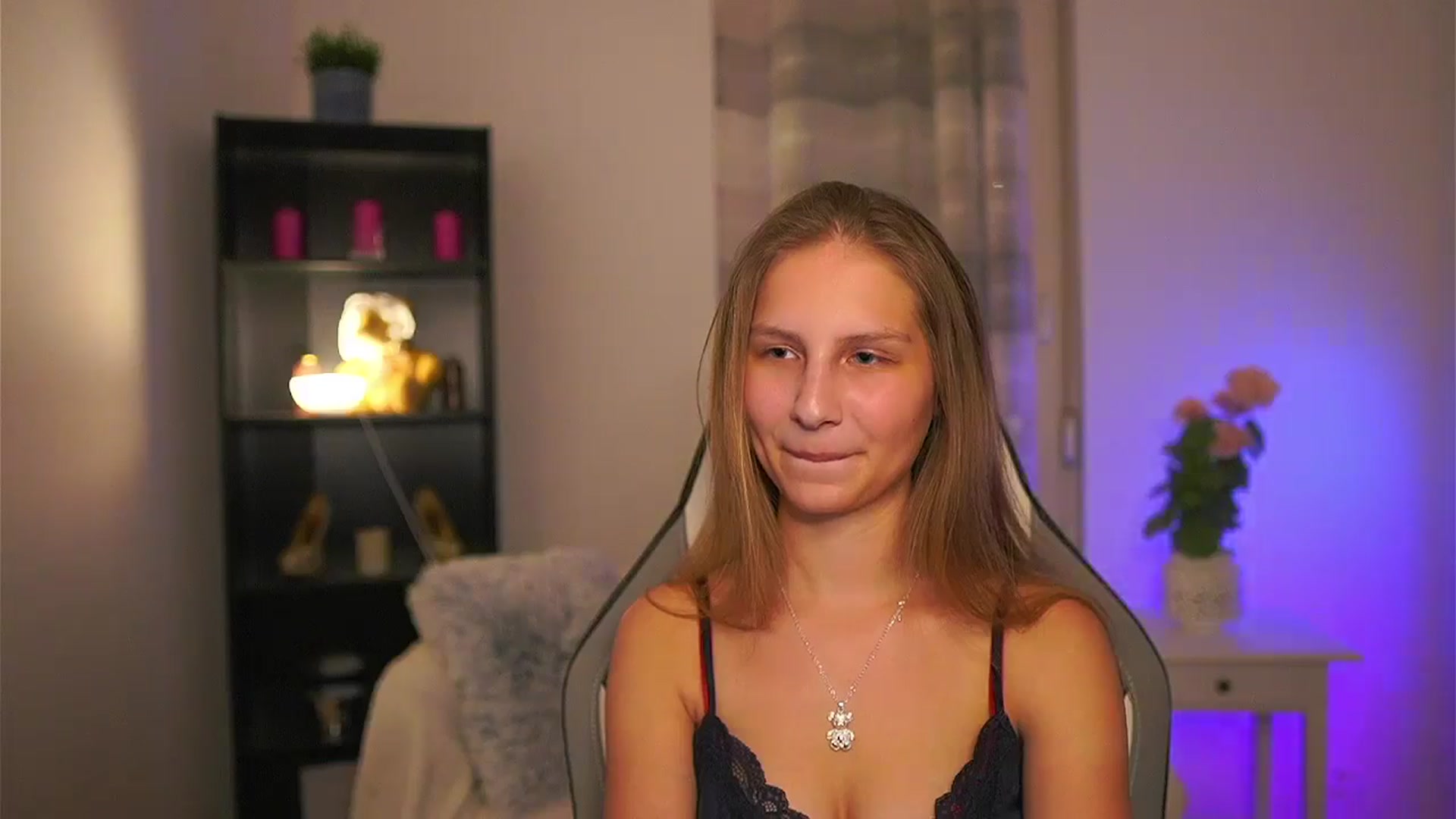Gallery image thumbnail from Emmie_murray's myfreecams stream on, 04/09/2026, 21:17 image 13 of 20