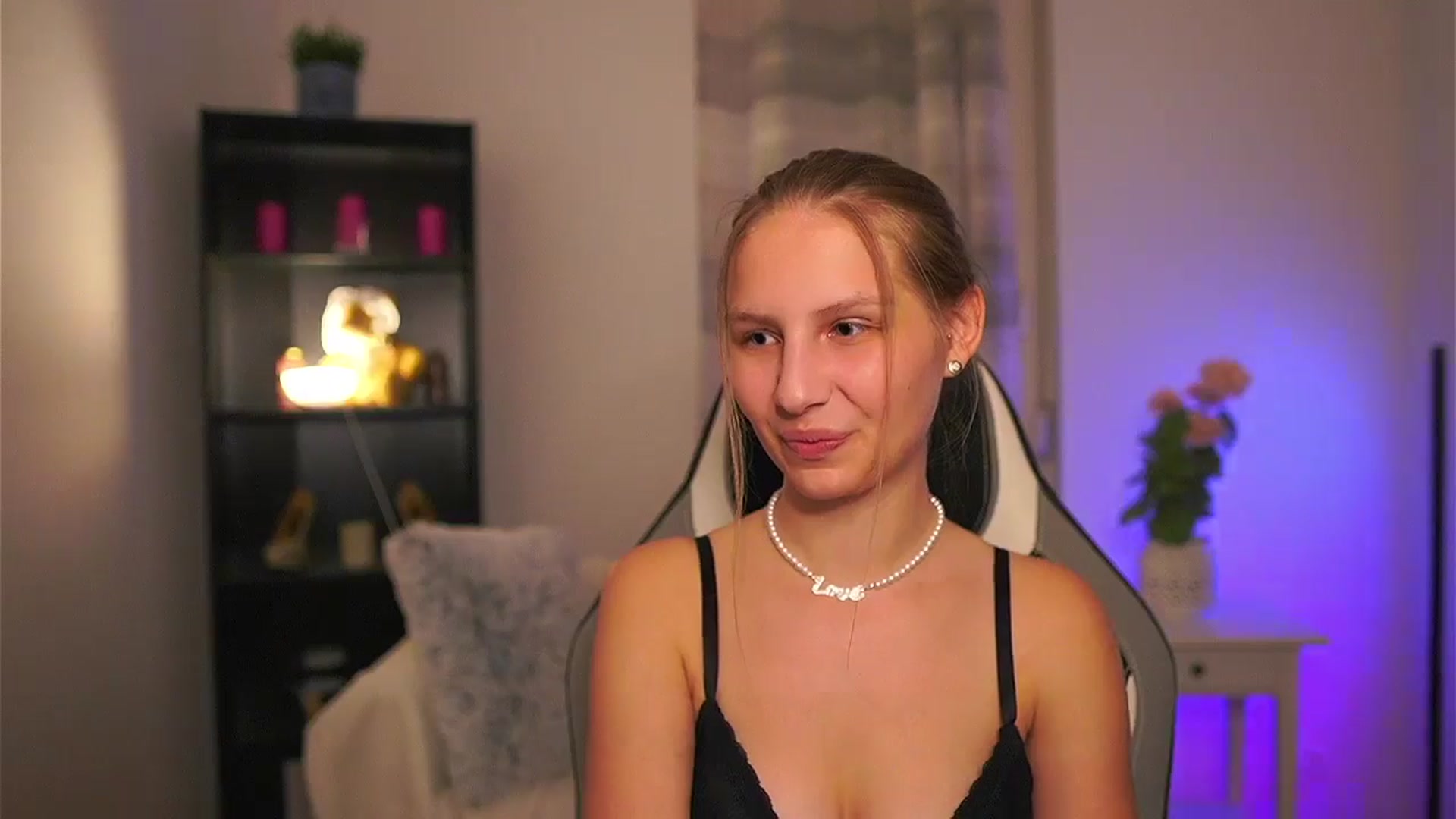 Gallery image thumbnail from Emmie_murray's myfreecams stream on, 04/10/2026, 18:58 image 9 of 20