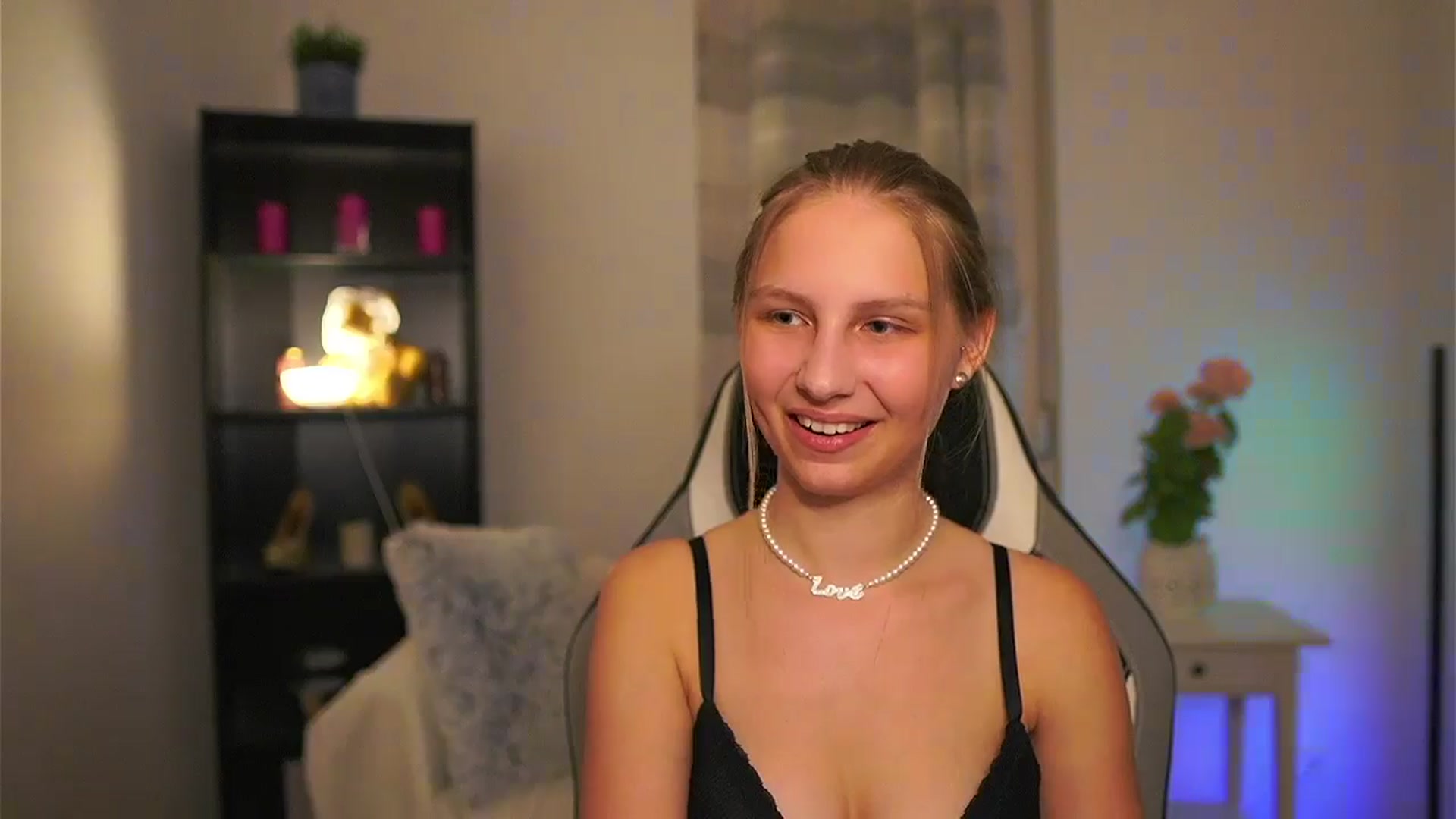 Gallery image thumbnail from Emmie_murray's myfreecams stream on, 04/10/2026, 18:58 image 11 of 20