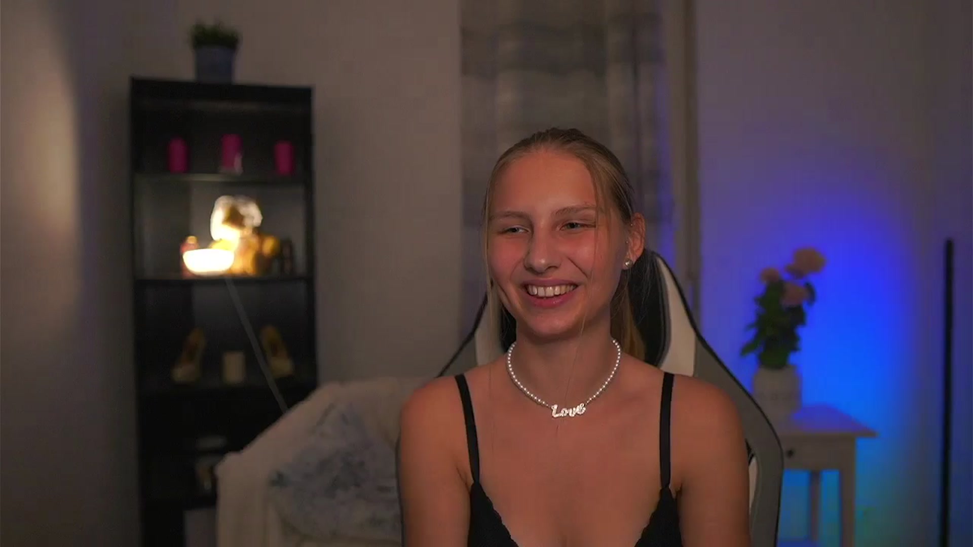 Gallery image thumbnail from Emmie_murray's myfreecams stream on, 04/10/2026, 22:09 image 7 of 20