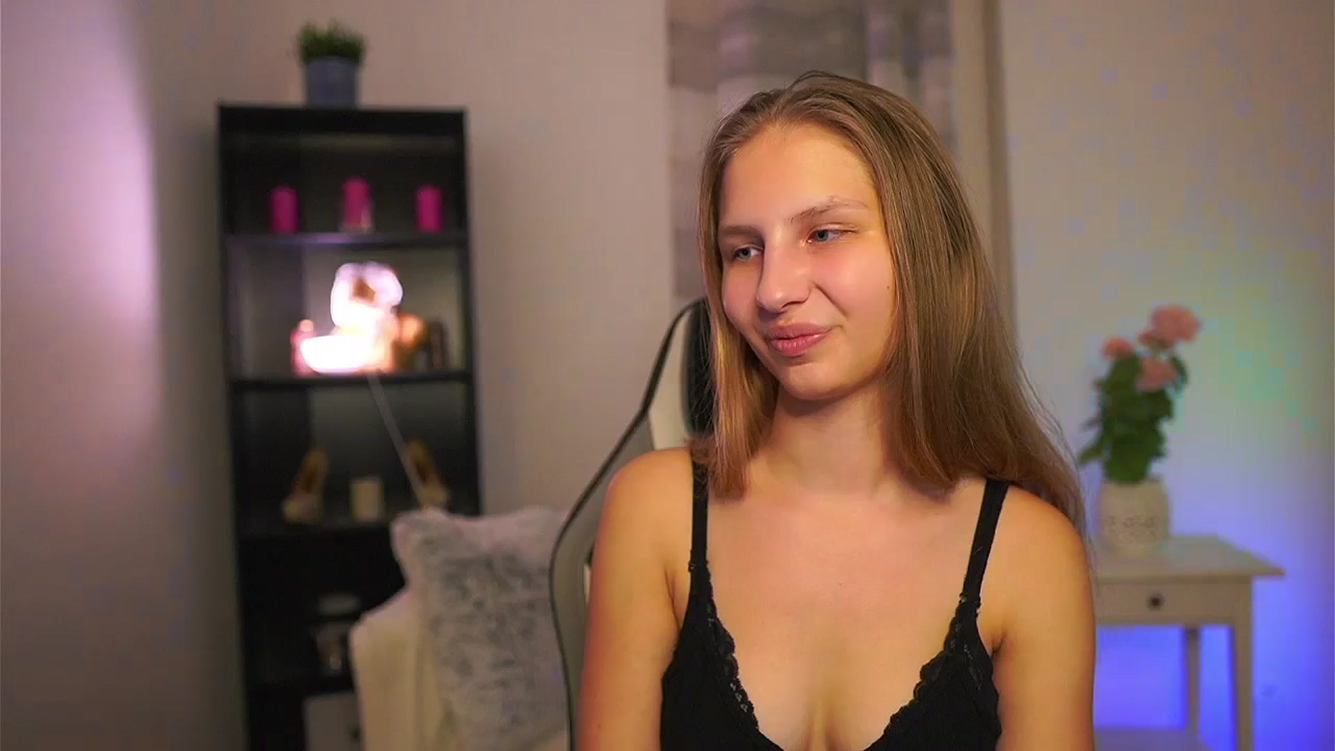 Gallery image thumbnail from Emmie_murray's myfreecams stream on, 04/11/2026, 22:29 image 12 of 20