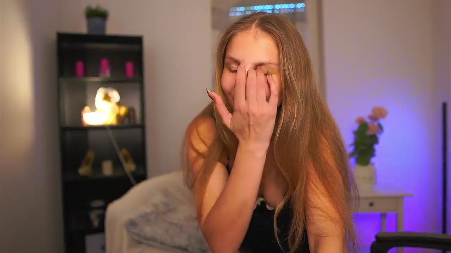 Gallery image thumbnail from Emmie_murray's myfreecams stream on, 04/15/2026, 14:43 image 13 of 20
