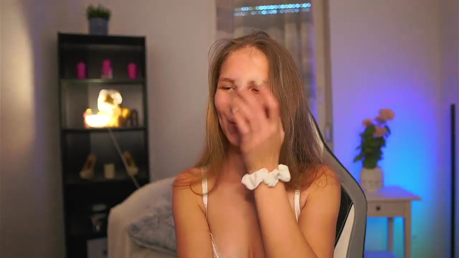 Gallery image thumbnail from Emmie_murray's myfreecams stream on, 04/15/2026, 16:24 image 12 of 20