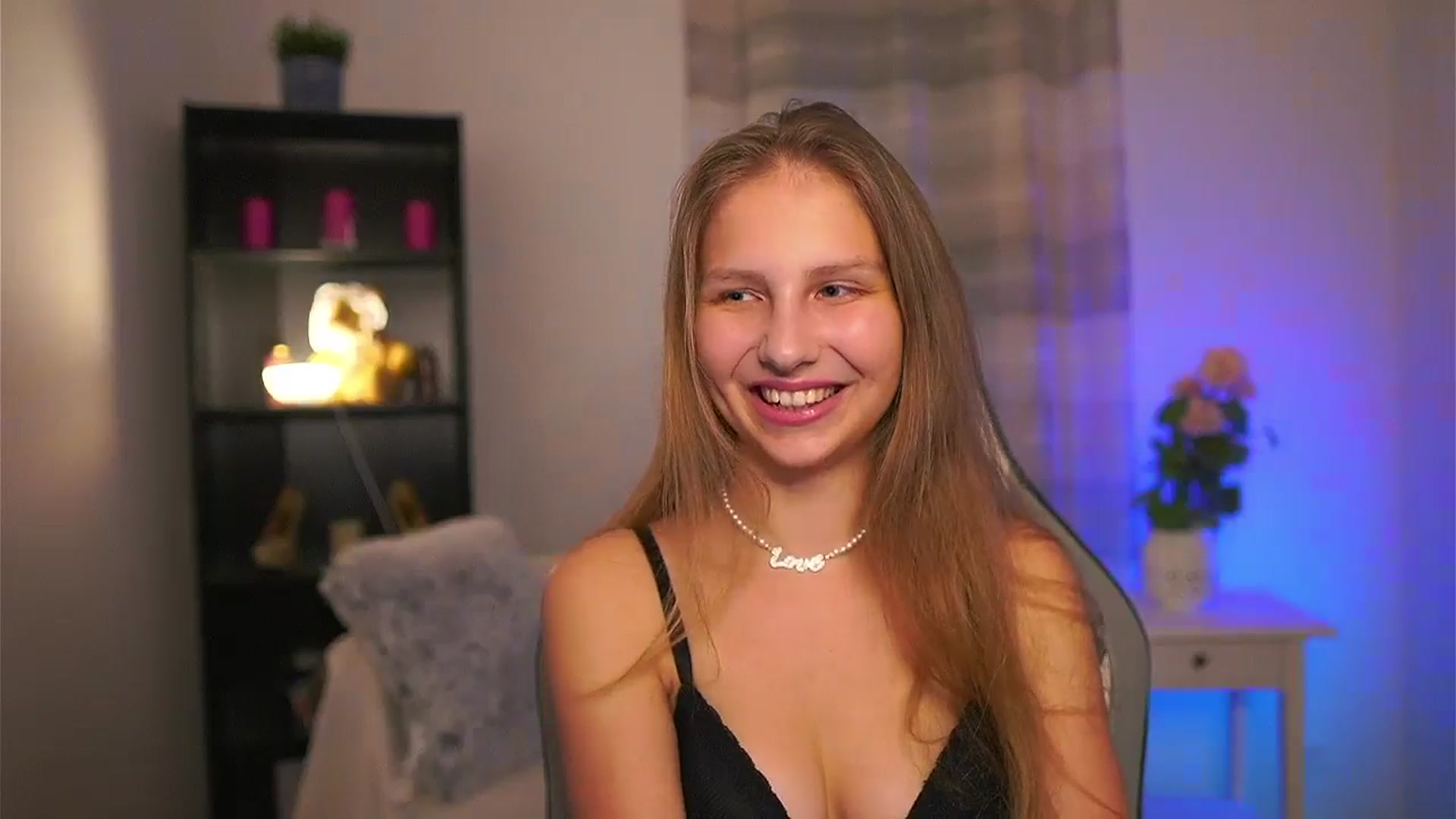 Gallery image thumbnail from Emmie_murray's myfreecams stream on, 04/17/2026, 19:54 image 7 of 20