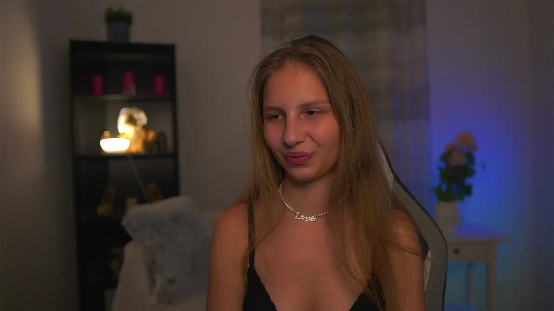 Gallery image thumbnail from Emmie_murray's myfreecams stream on, 04/17/2026, 19:54 image 11 of 20