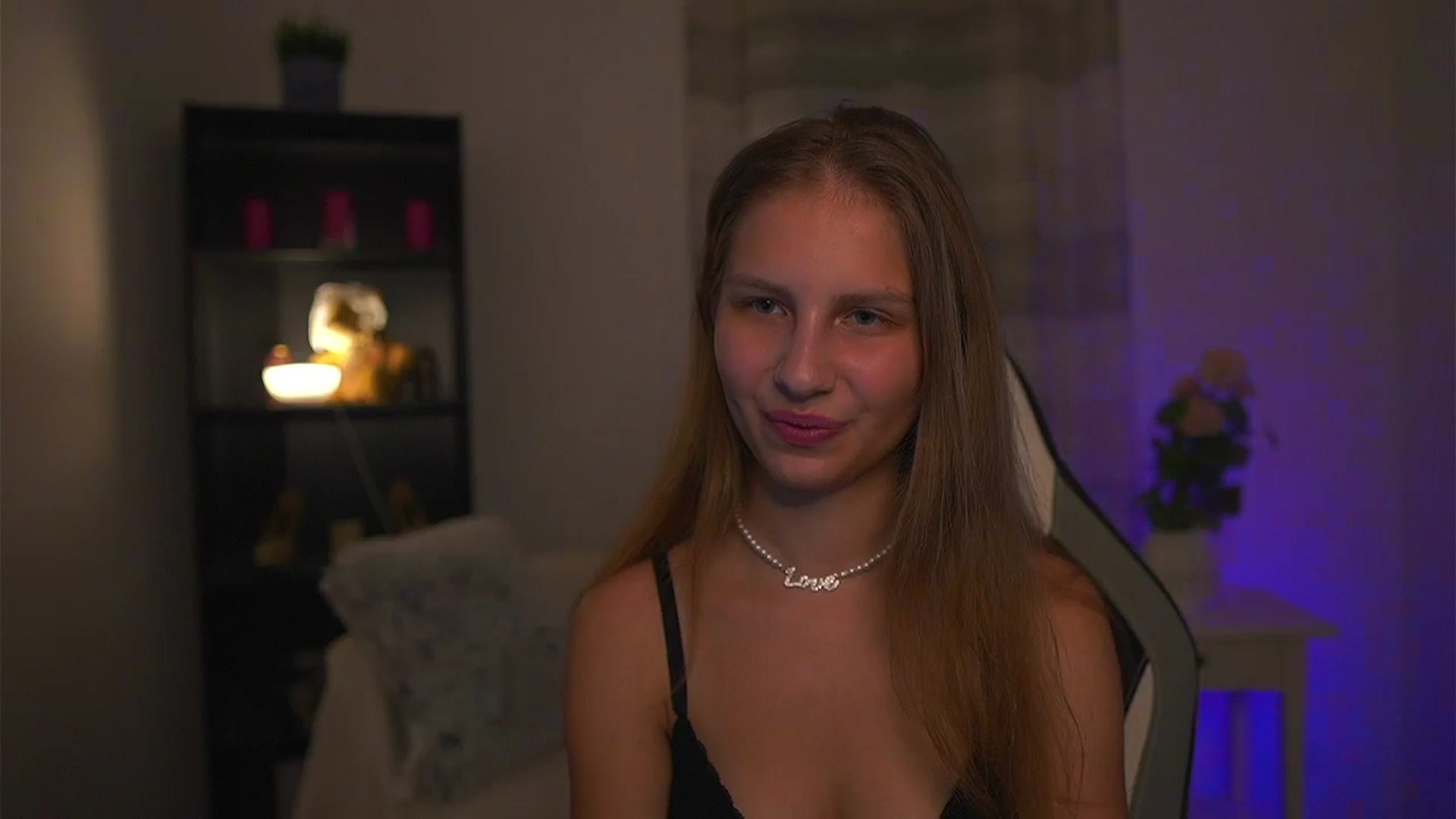 Gallery image thumbnail from Emmie_murray's myfreecams stream on, 04/17/2026, 19:54 image 19 of 20