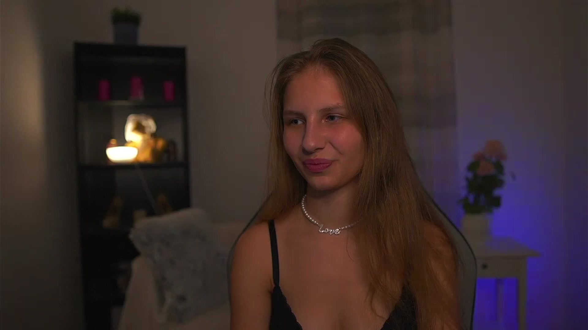 Gallery image thumbnail from Emmie_murray's myfreecams stream on, 04/17/2026, 19:54 image 4 of 20