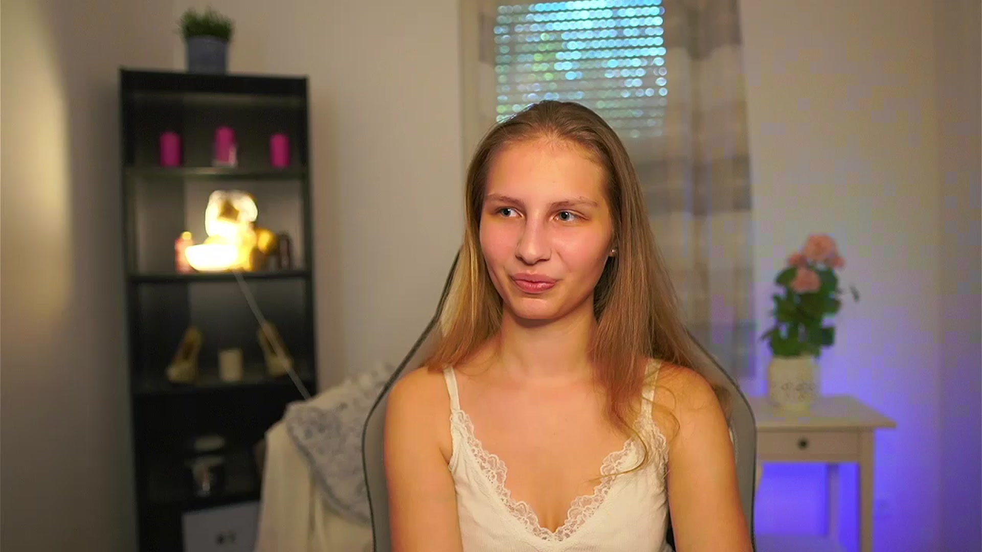Gallery image thumbnail from Emmie_murray's myfreecams stream on, 04/22/2026, 15:11 image 1 of 20