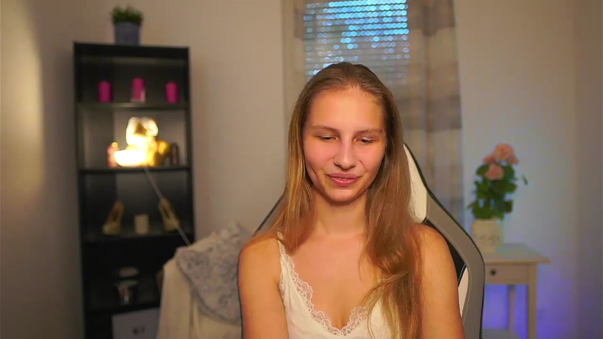 Gallery image thumbnail from Emmie_murray's myfreecams stream on, 04/22/2026, 15:11 image 2 of 20