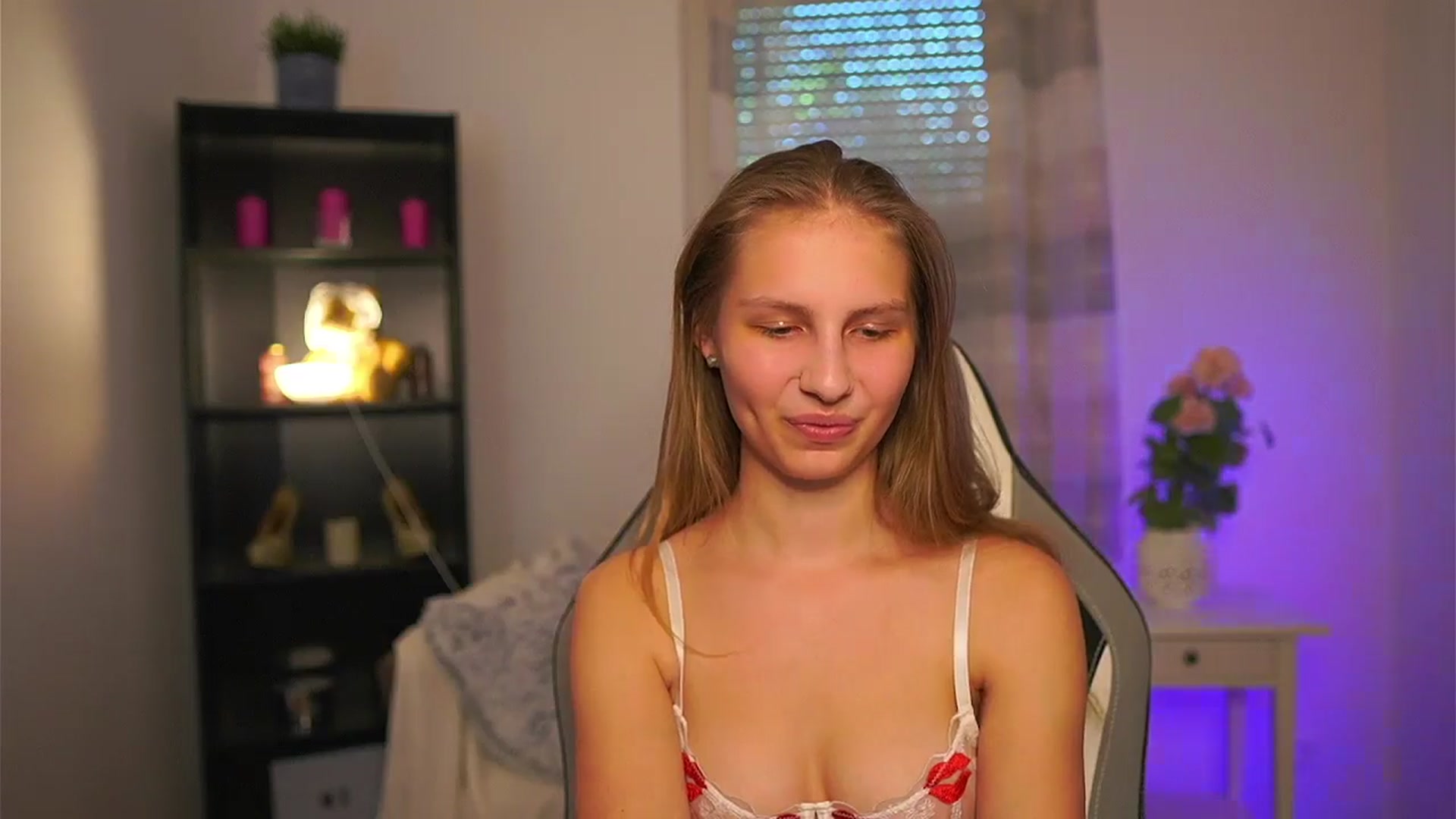 Gallery image thumbnail from Emmie_murray's myfreecams stream on, 04/22/2026, 15:11 image 12 of 20