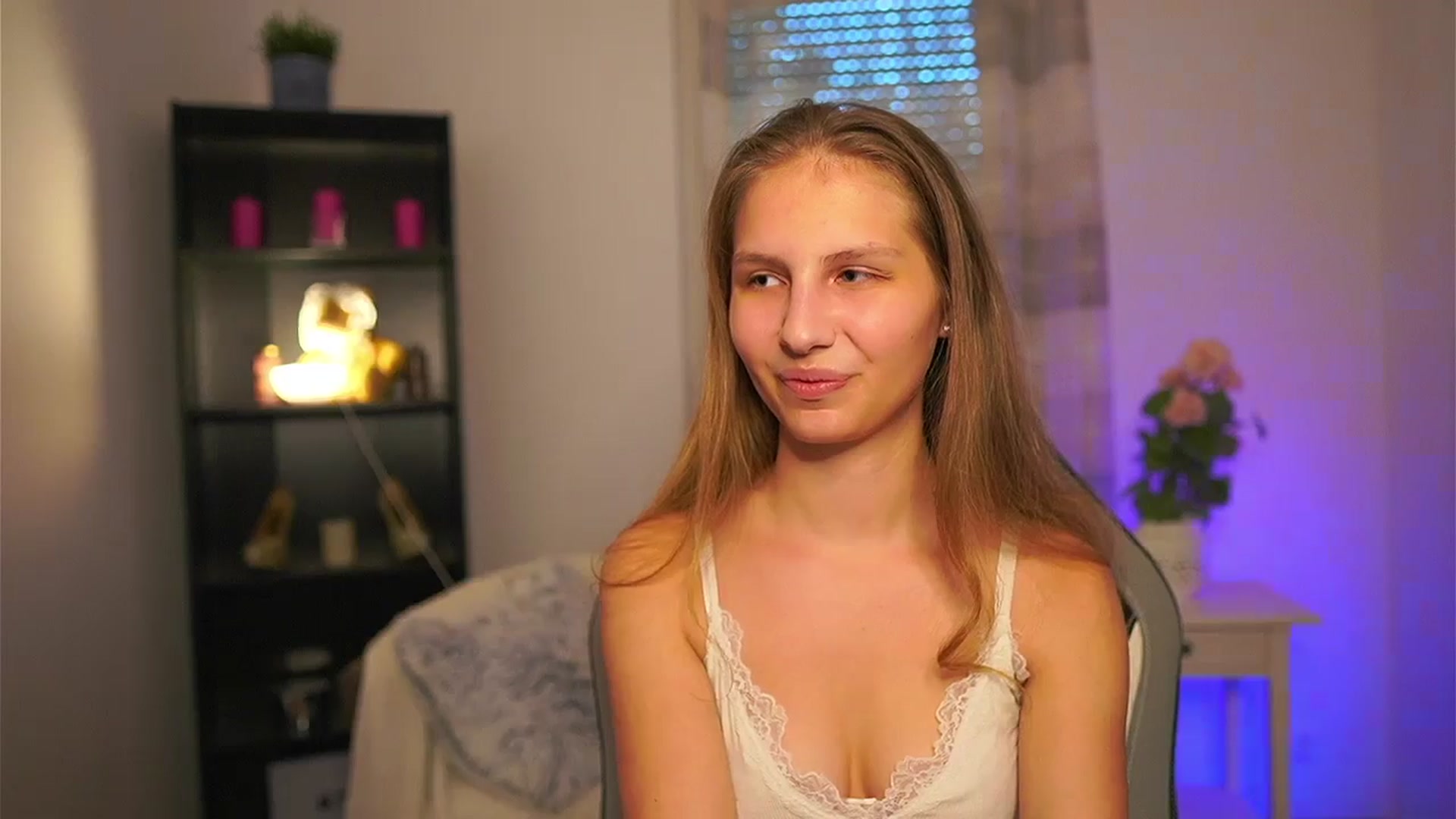 Gallery image thumbnail from Emmie_murray's myfreecams stream on, 04/22/2026, 16:45 image 7 of 20
