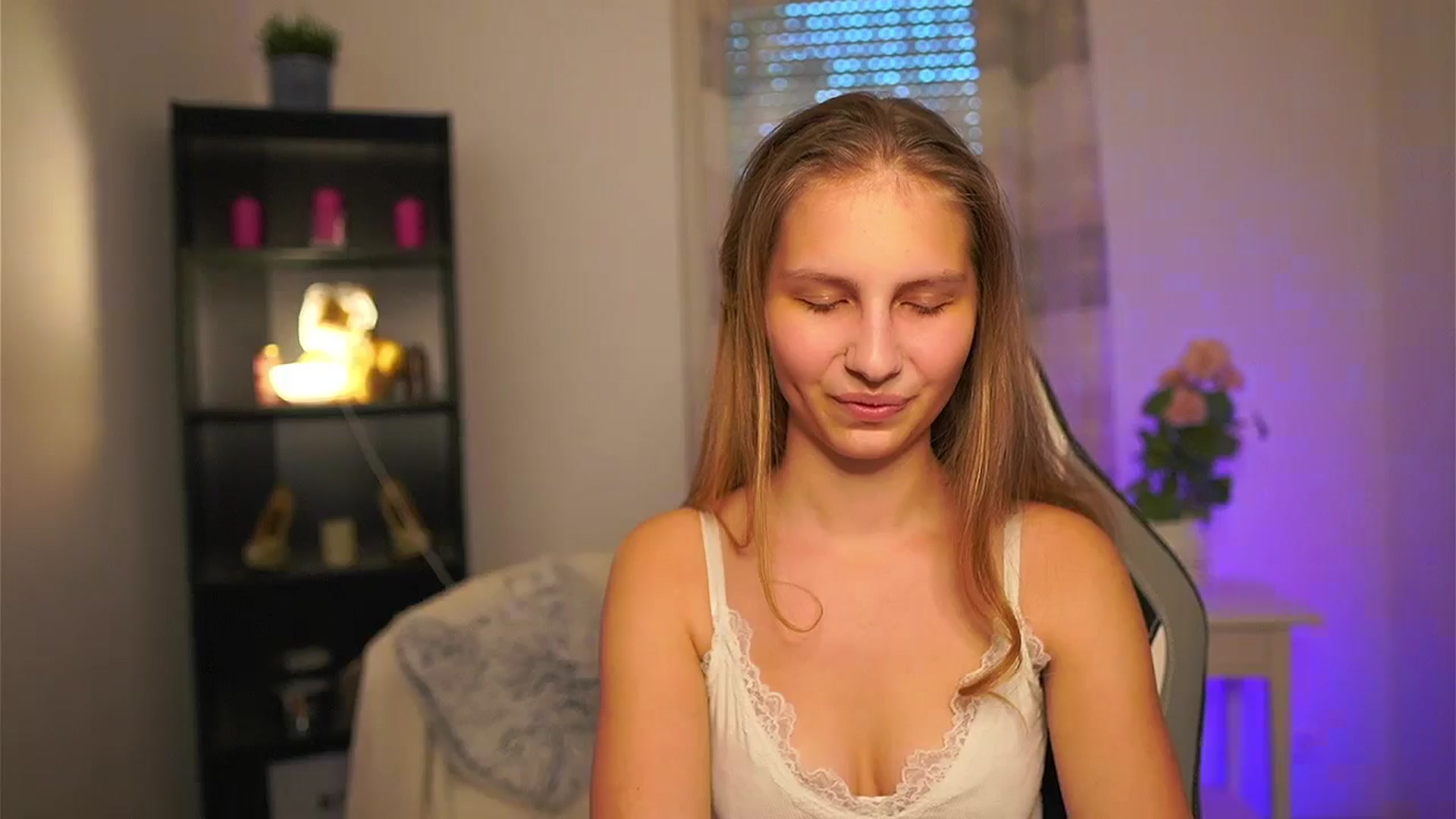 Gallery image thumbnail from Emmie_murray's myfreecams stream on, 04/22/2026, 16:45 image 6 of 20